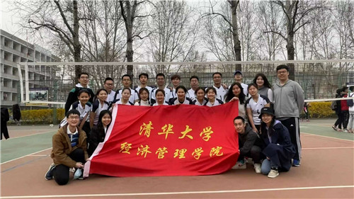 1621993094388064705.jpg 陈安琪(前排左三)与经管学院女子排球队合影.jpg